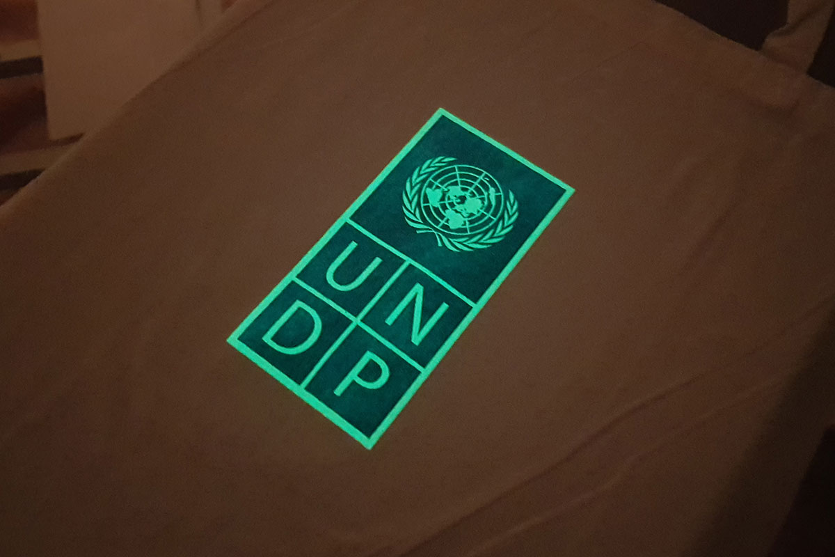 UNDP glow in dark štampa na cegerima