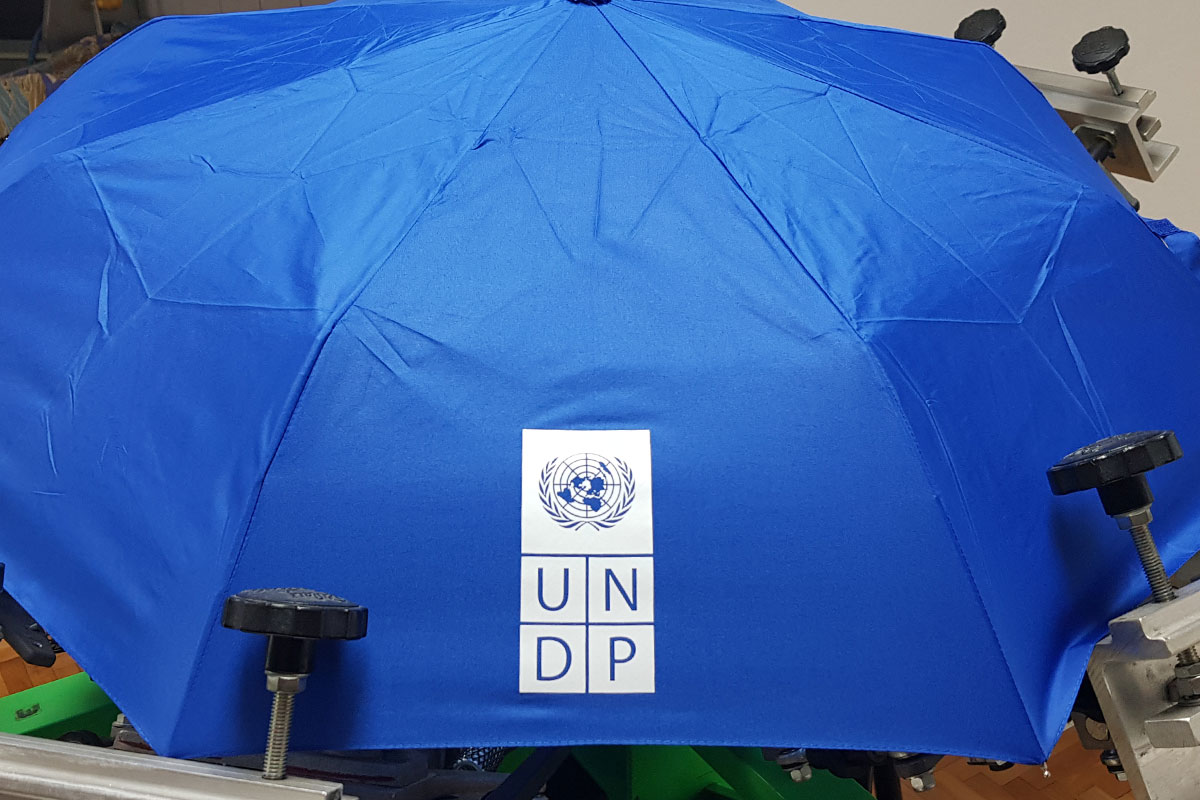 UNDP sito štampa na kišobranu